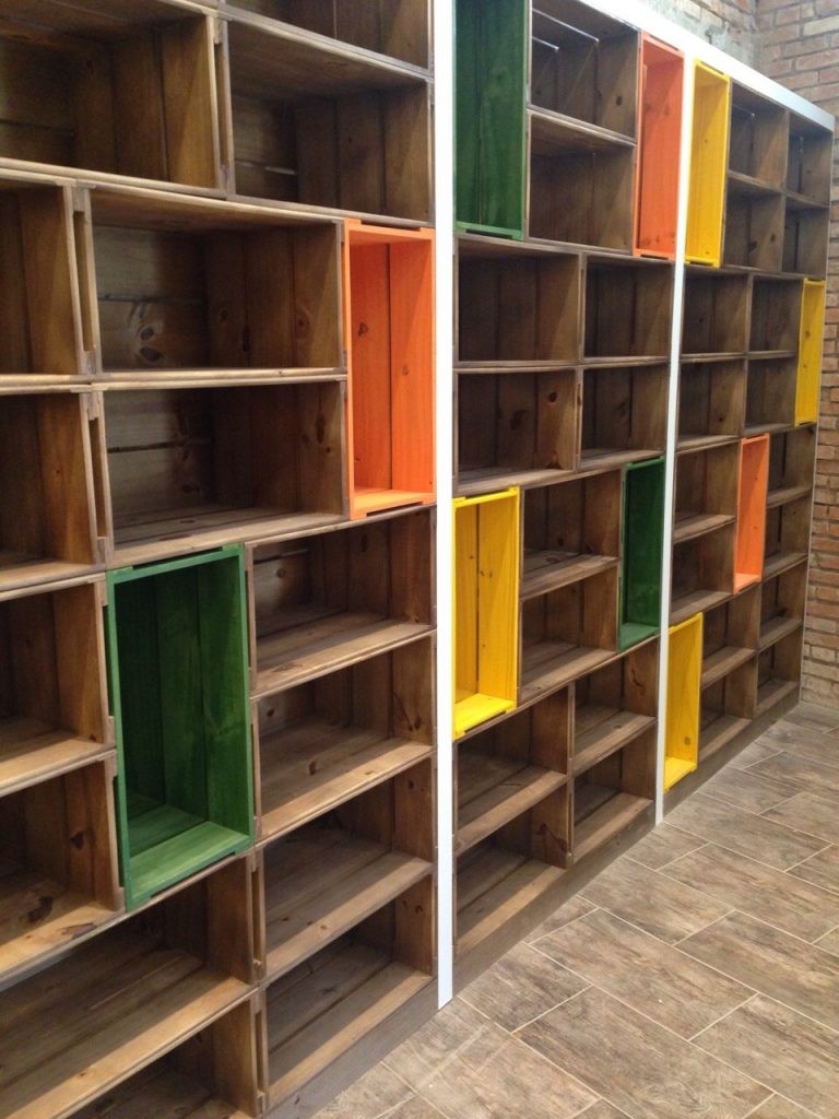 Estante modular de caixotes, acabamento tabaco intercalado com caixotes coloridos - projeto loja Naturalissimo (4)