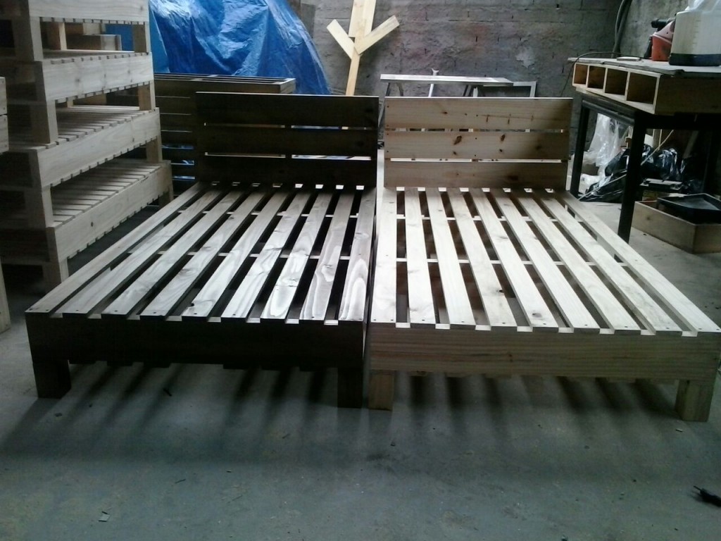 Cama de pallets modelo com ripamento duplo + pés. cama de pallets com ripamento duplo